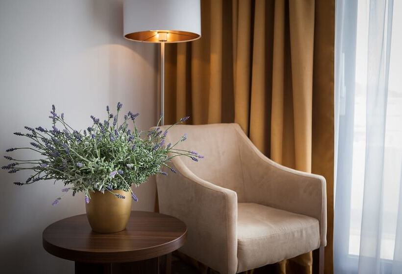 חדר משפחתי, Perla