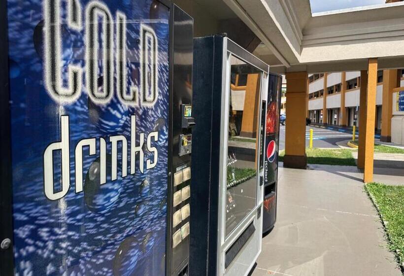 带大床的标准间, Super 8 By Wyndham Westend Alexandria,va Washington Dc Area