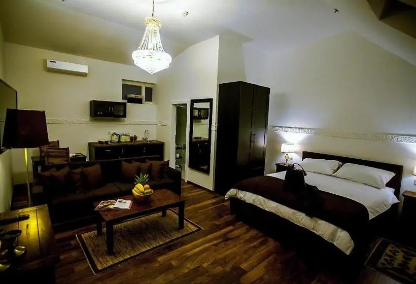 استودیوی سوپریور, Regal Residence B&b