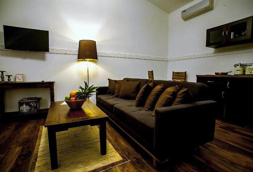 استودیوی سوپریور, Regal Residence B&b