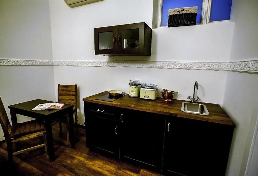 استودیوی سوپریور, Regal Residence B&b