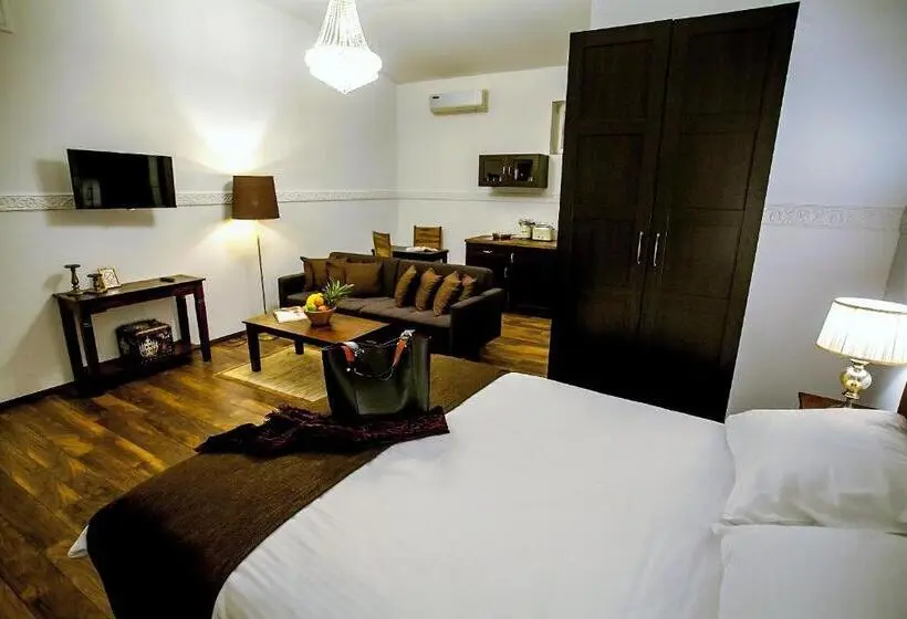 استودیوی سوپریور, Regal Residence B&b