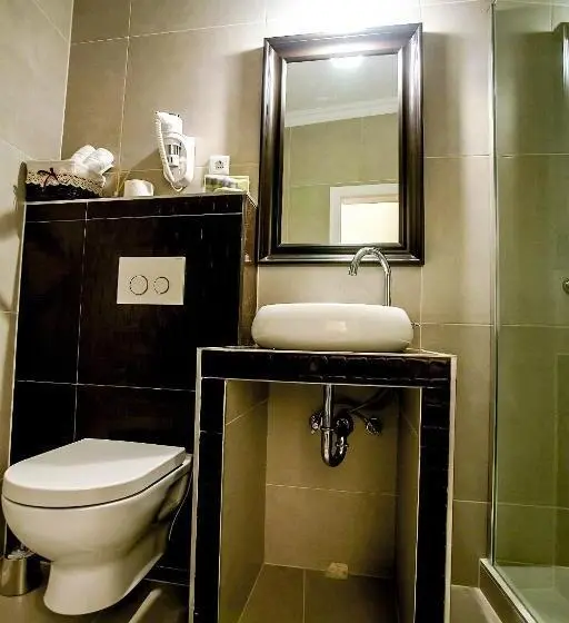 استودیوی سوپریور, Regal Residence B&b