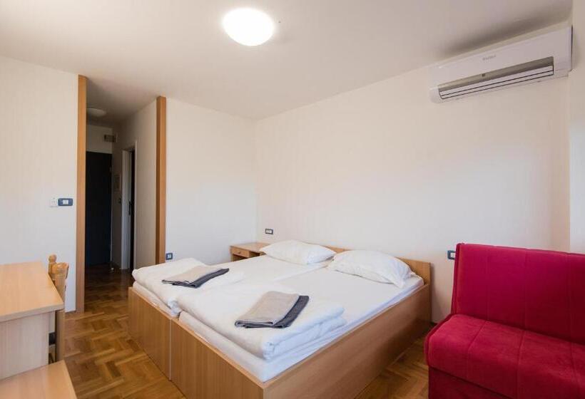 디럭스 룸, Hostel Erks