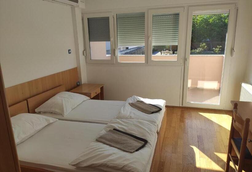 디럭스 룸, Hostel Erks