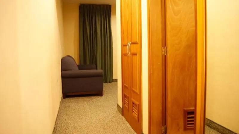 سوییت خانوادگی, Las Palmas Inn