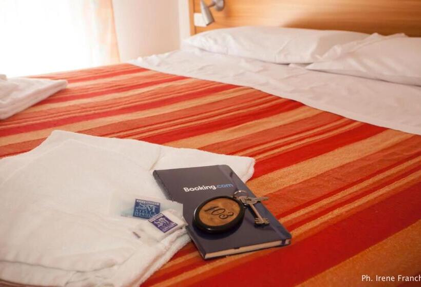 اتاق کلاسیک یک تخته, Stella Marina