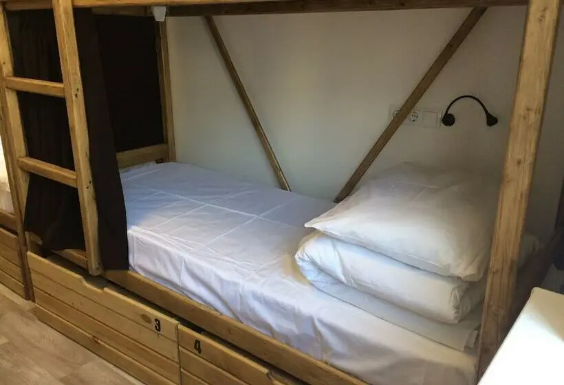 تختخواب در اتاق مشترک, Hostel 65