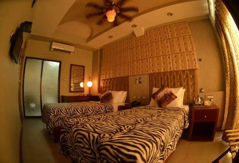 اتاق لوکس, Newtown Inn