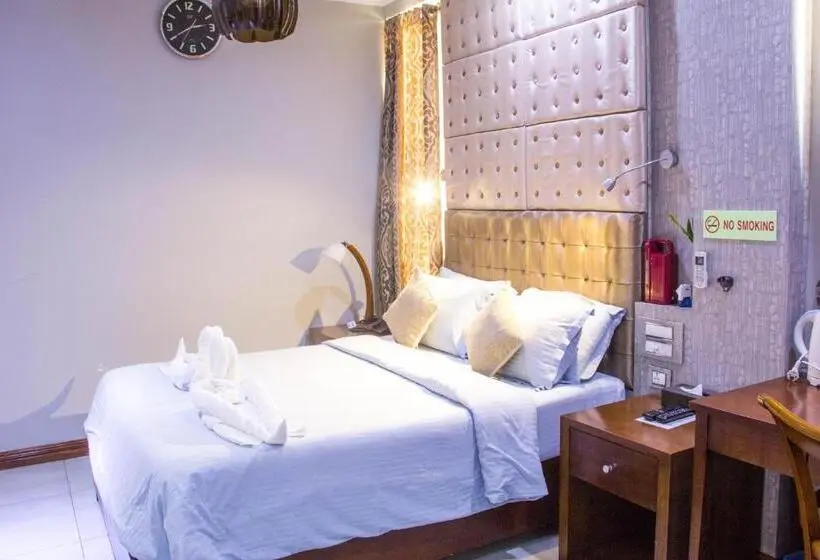 اتاق لوکس, Newtown Inn