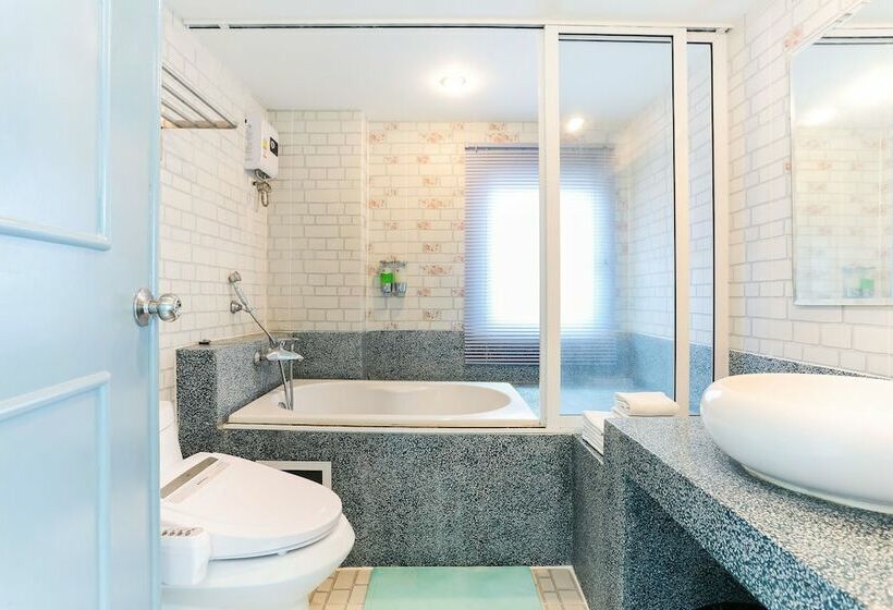 디럭스 룸, The Lilly