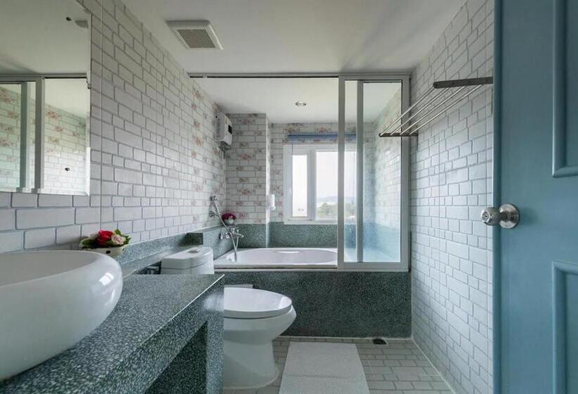 수피리어 룸, The Lilly