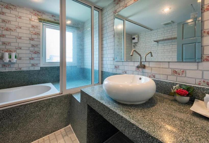 디럭스 룸, The Lilly