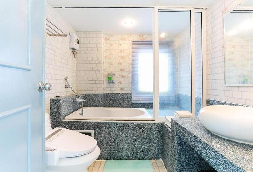 디럭스 룸, The Lilly