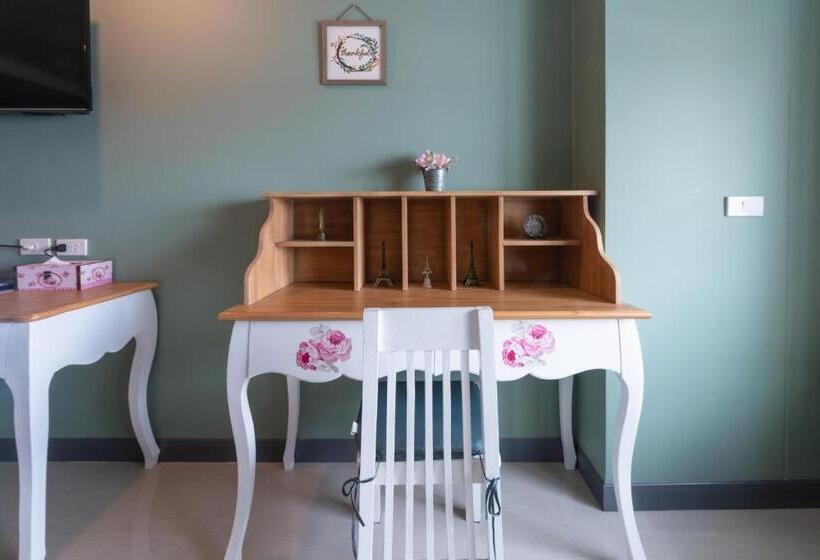 디럭스 룸, The Lilly