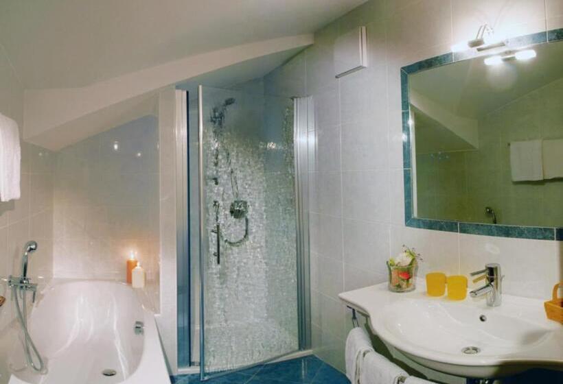 带阳台的三人标准间, Dolomitenhotel Weisslahnbad