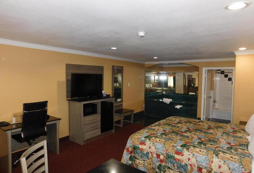 מיטת קינג בסוויטה, Regency Inn & Suites Beaumont
