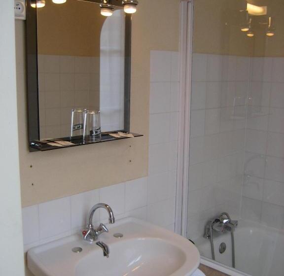 חדר סטנדרט, Logis Hotel Restaurant Le Cheval Blanc