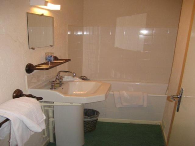 חדר סטנדרט, Logis Hotel Restaurant Le Cheval Blanc