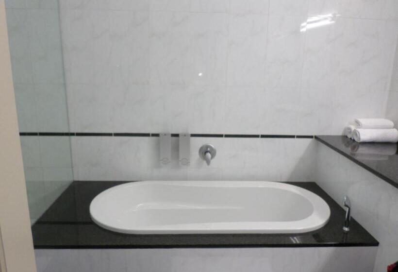 디럭스 룸, The Links Guest House