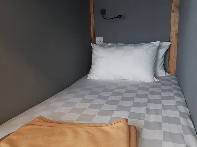 سرير فى غرفة مشتركه, Green Hill Boutique