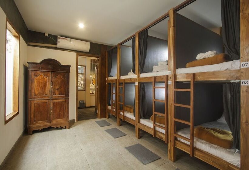 سرير فى غرفة مشتركه, Green Hill Boutique