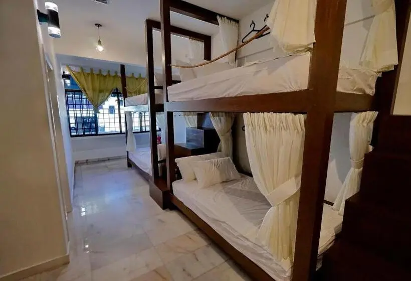 ルームシェアのワンベッド, Leisure Lodge