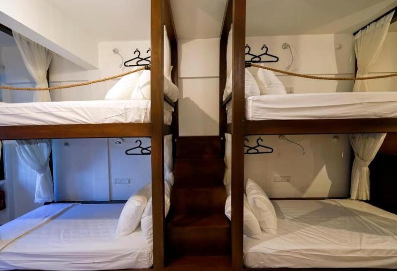 Кровать в Общей Комнате, Leisure Lodge