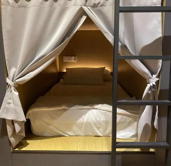 Capsule, Leisure Lodge