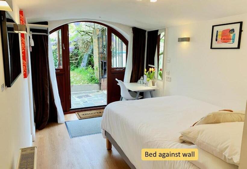 اتاق عادی, Ferndale Mews