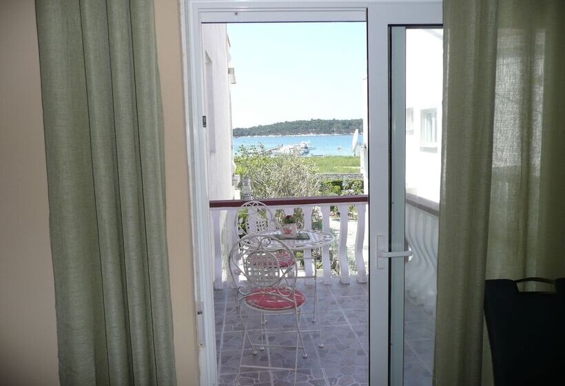 带一个卧室和一个阳台的海景公寓, Guesthouse Mira