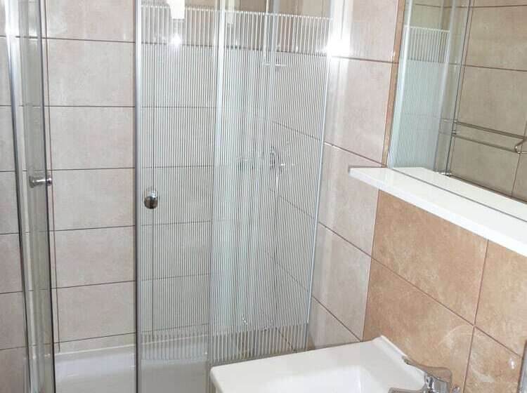 带一个卧室和一个阳台的海景公寓, Guesthouse Mira