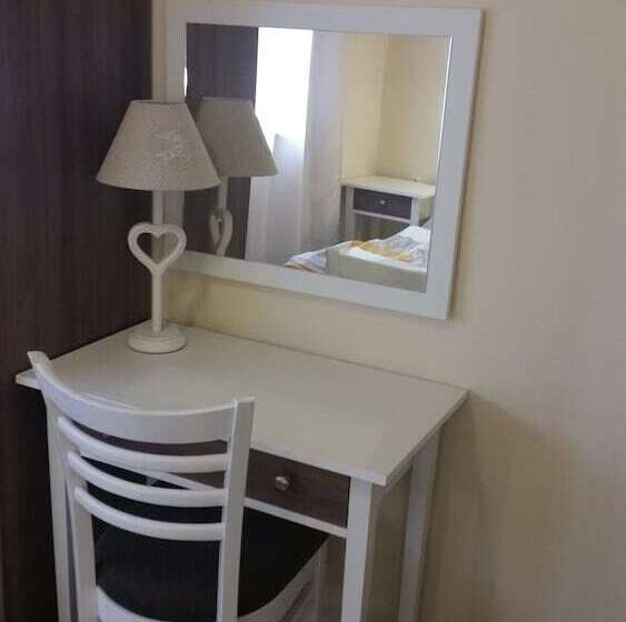 带一个卧室和一个阳台的海景公寓, Guesthouse Mira