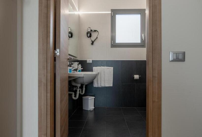 جناح مطلّ علي البحر, Delle Nazioni   Adults Only