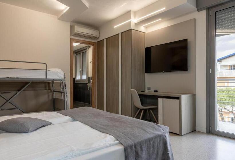 غرفة قياسية ثلاثية ذات إطلالة جانبية على البحر, Delle Nazioni   Adults Only