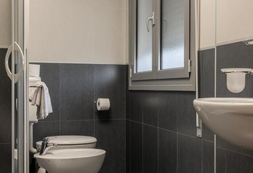 غرفة قياسية ثلاثية ذات إطلالة جانبية على البحر, Delle Nazioni   Adults Only