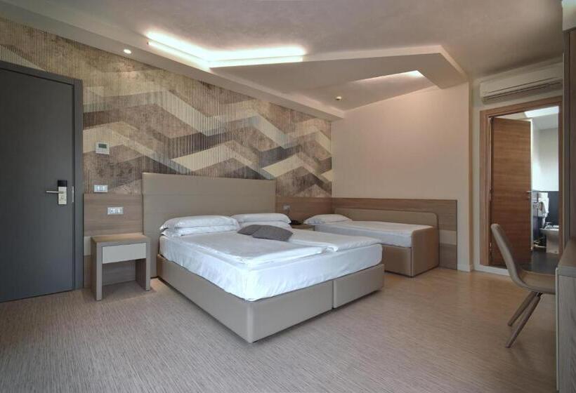 غرفة قياسية ثلاثية ذات إطلالة جانبية على البحر, Delle Nazioni   Adults Only