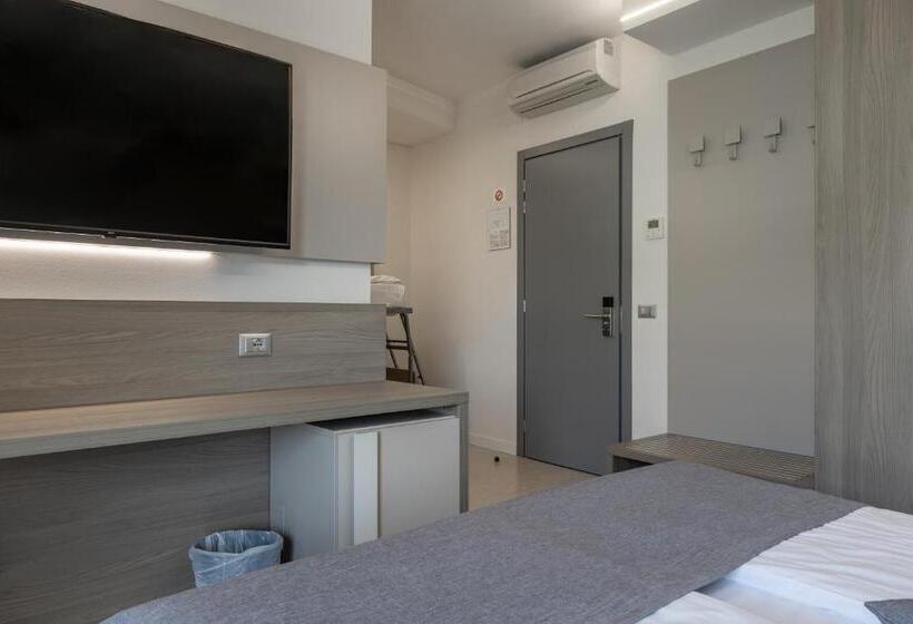 غرفة قياسية ثلاثية مزودة بشرفة, Delle Nazioni   Adults Only