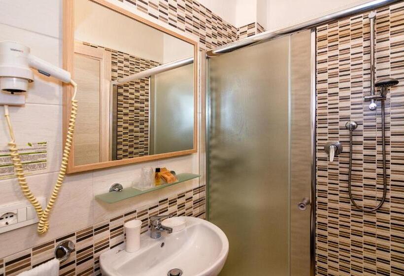 标准三人间, Eura