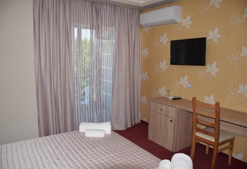 Номер Стандарт Вид на Озеро, Pogradeci 2