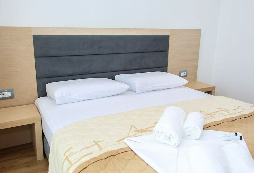 غرفة قياسية مزوَّدة بشُرفة إطلالة جانبية علي البحر, Saranda Palace