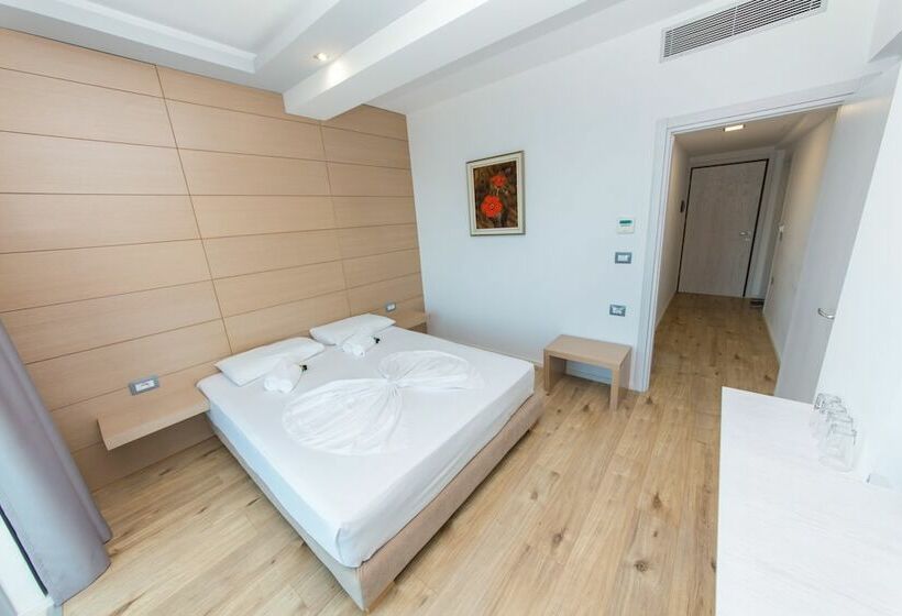 غرفة قياسية مزوَّدة بشُرفة إطلالة جانبية علي البحر, Saranda Palace