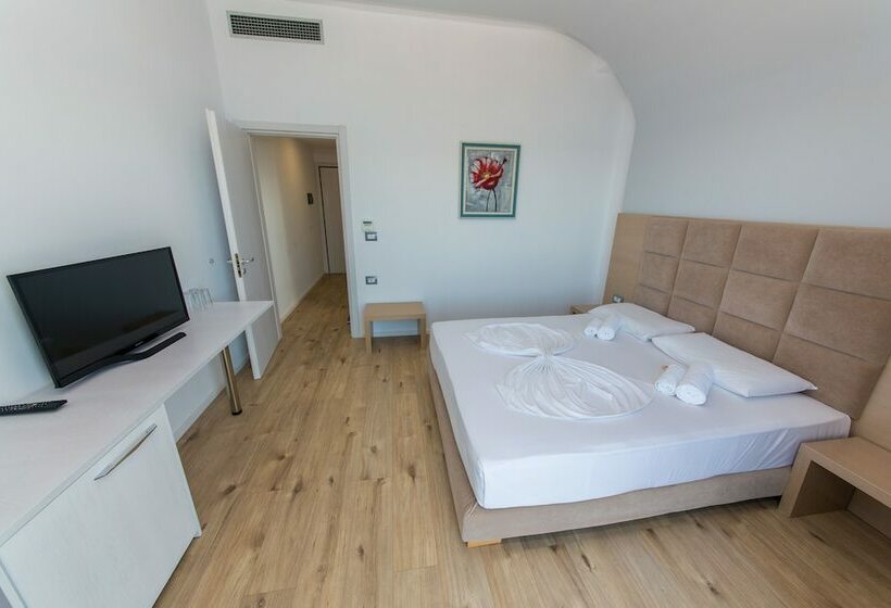 غرفة قياسية مزوَّدة بشُرفة إطلالة جانبية علي البحر, Saranda Palace