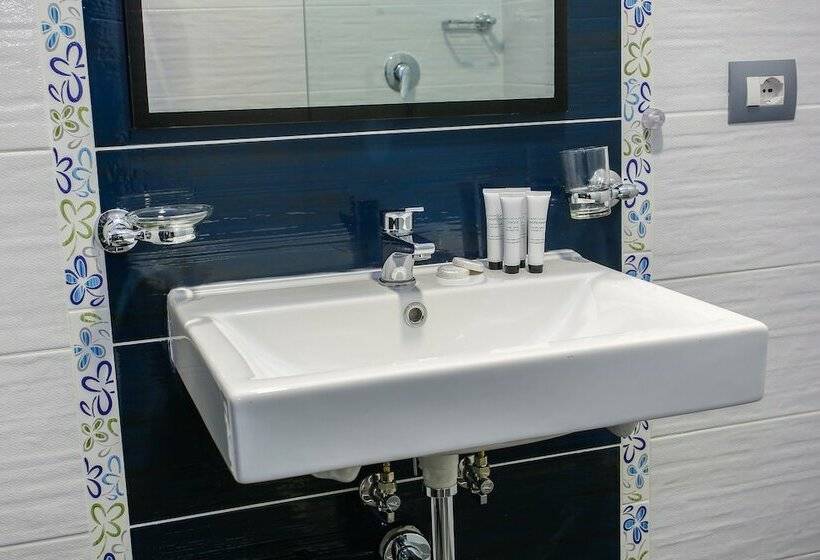 غرفة قياسية مزوَّدة بشُرفة إطلالة جانبية علي البحر, Saranda Palace