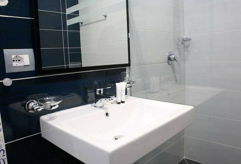 غرفة قياسية مزوَّدة بشُرفة إطلالة جانبية علي البحر, Saranda Palace