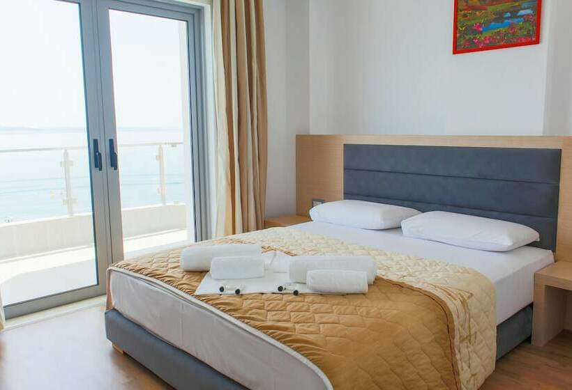 غرفة قياسية مزوَّدة بشُرفة إطلالة جانبية علي البحر, Saranda Palace