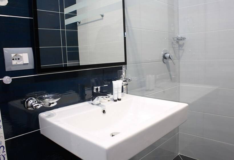 غرفة قياسية مطلّة علي البحر مزوَّدة بشُرفة, Saranda Palace