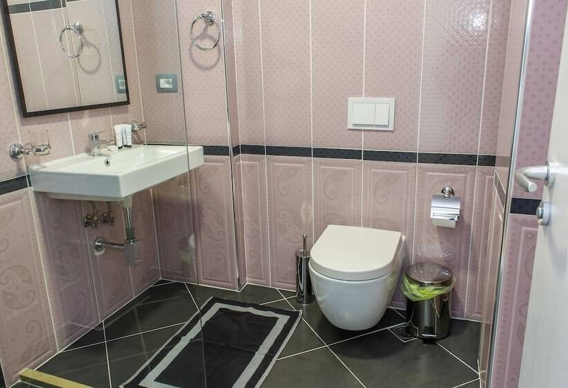 غرفة قياسية مزوَّدة بشُرفة, Saranda Palace