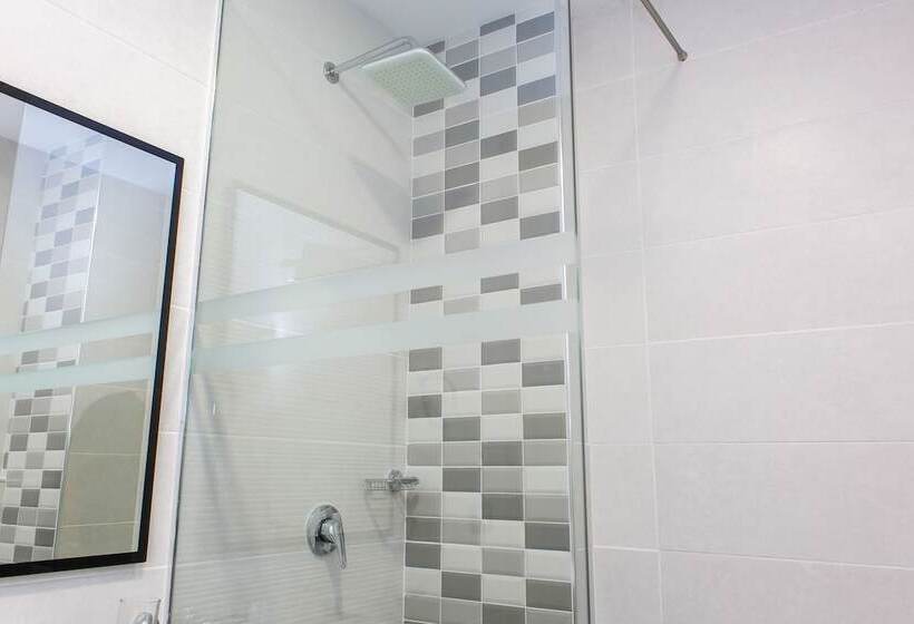 غرفة قياسية ثلاثية مزودة بشرفة, Saranda Palace