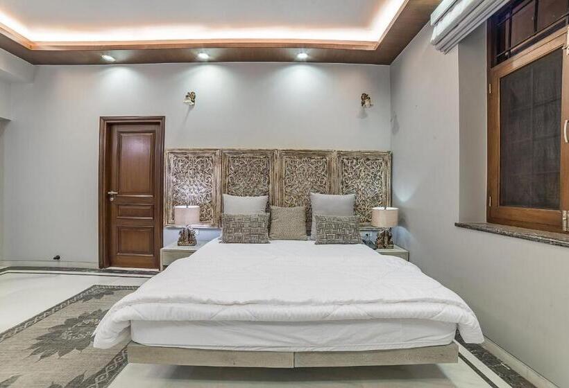 Номер Superior, The Almond Tree